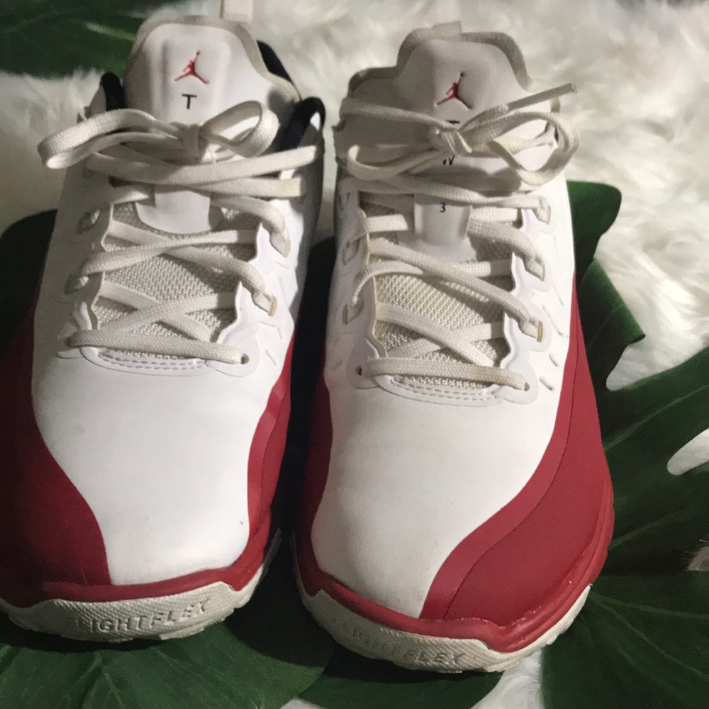Jordan’s size 7y red and white 30$